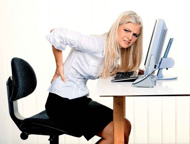 გოგონას ზურგის ტკივილი აქვს